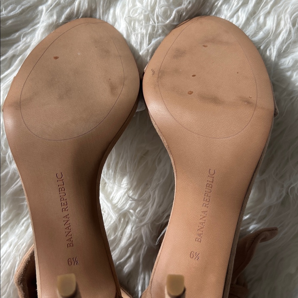 Banana Republic Tan Suede Bow Stiletto Heels
Sz 6.5 - Picture 10 of 10